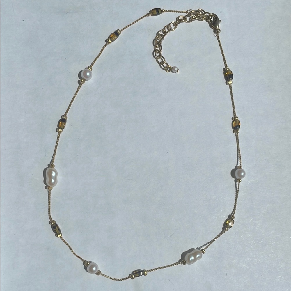 Elegant Gold and Pearl Necklace